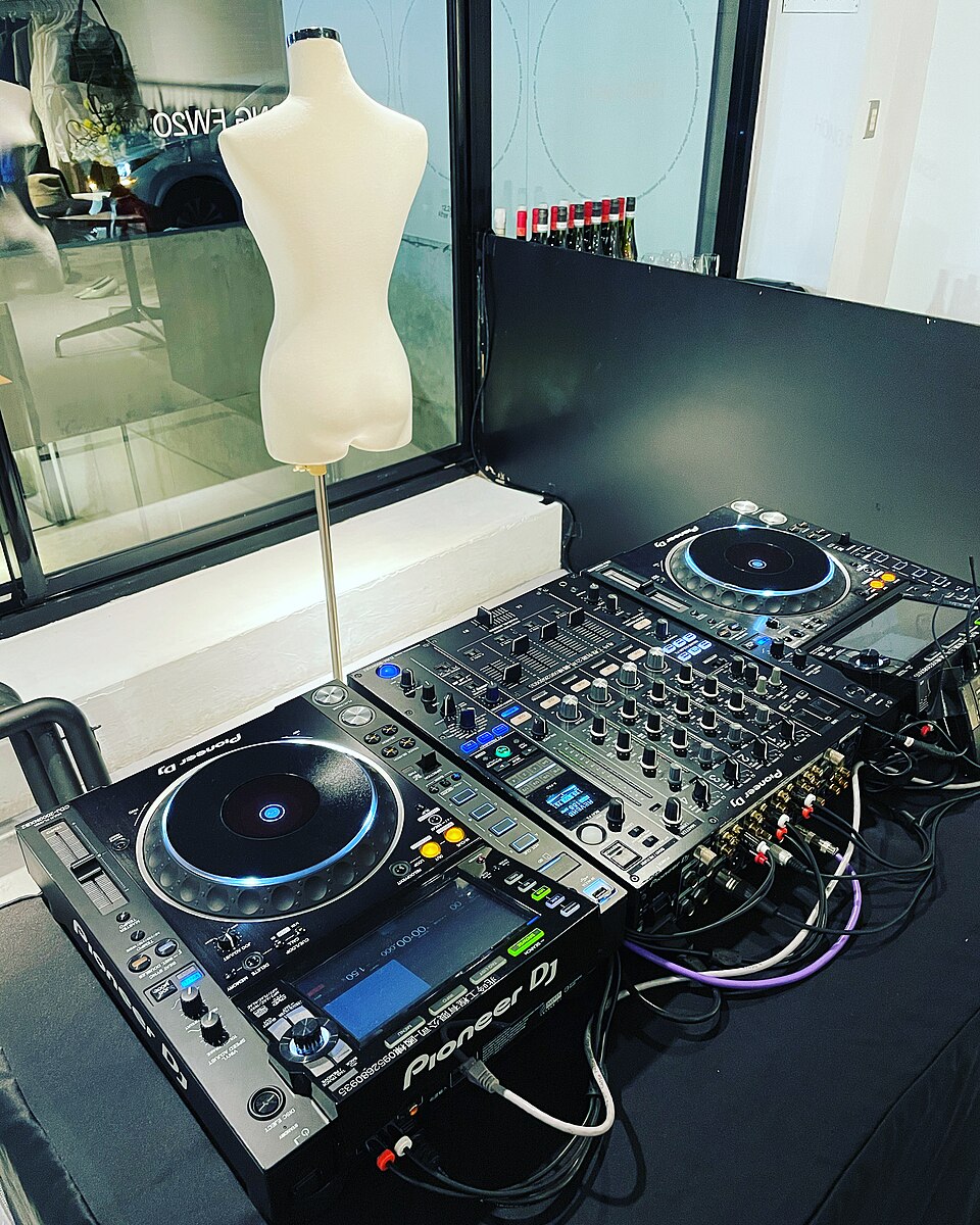 Cabina real con dos players CDJ y una mixer central.