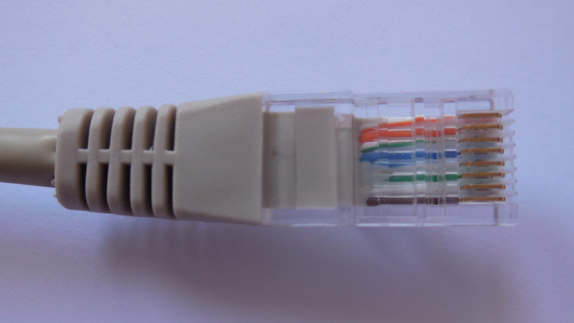 Conector modular 8P8C de un cable Ethernet, llamado habitualmente RJ45.