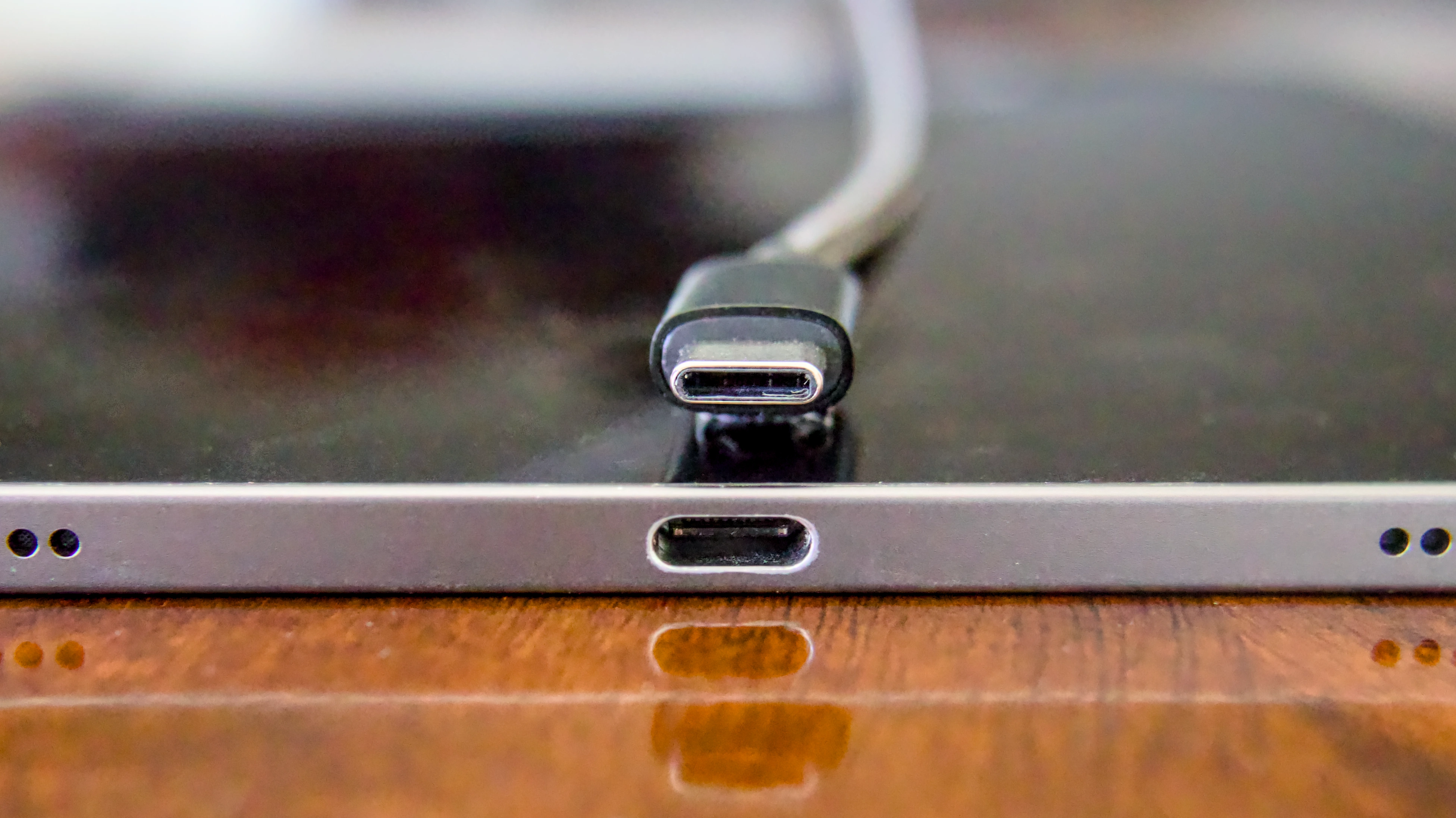 Conector USB-C macho frente al receptáculo USB-C de una computadora.