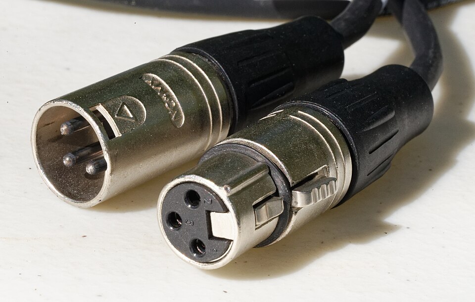 Conectores XLR de tres pines macho y hembra.