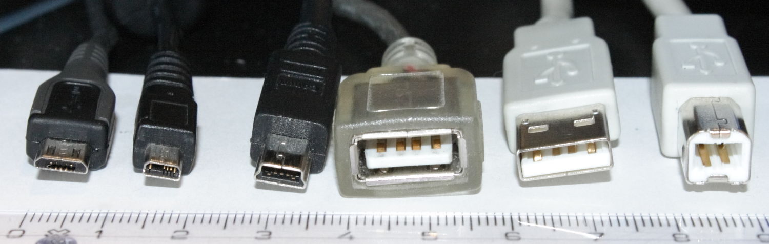 Conectores USB antiguos; a la derecha se ven USB-A macho y USB-B macho.