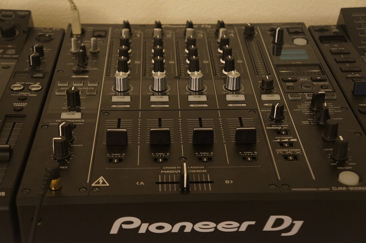 Mixer DJM-900NXS2 con controles de canal, Sound Color FX y Beat FX visibles.