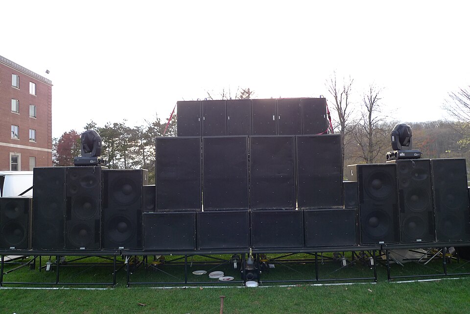 Conjunto grande de cajas de altavoces profesionales apiladas para refuerzo sonoro.